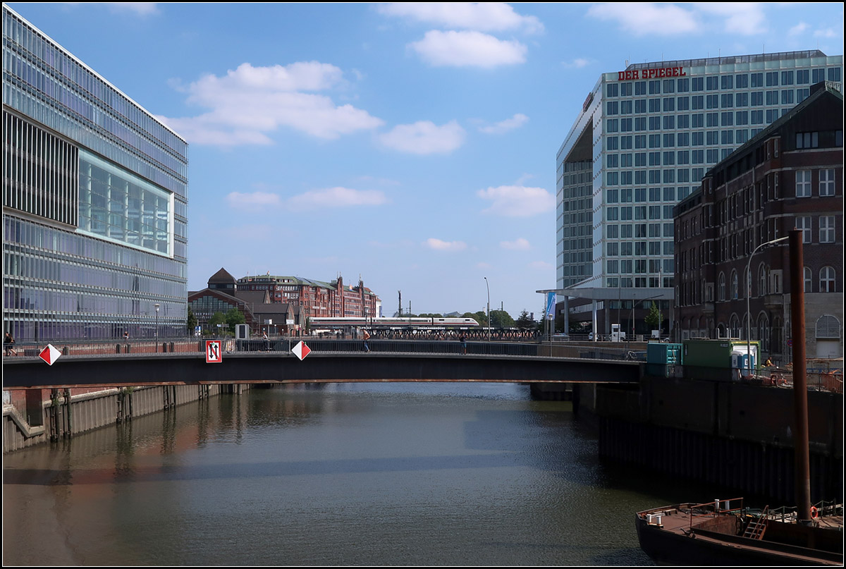 Deichtorcenter und Spiegel HQ -

... und dazwischen im Hintergrund ein ICE 1.

17.08.2018 (M)