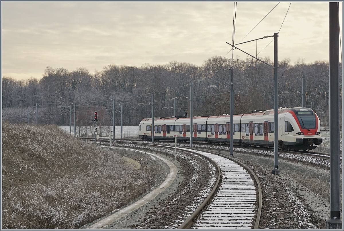 Delle - Belfort; trotz geringer Fahrgastfrequenz schient zumindest der Abschnitt bis Meroux recht Streik- und Corona-Resistenz zu sein und so ist die Strecke während der Chinesischen Fledermausgrippe zu einem wichtigen Bindeglied im Schienenverkehr Schweiz - Frankreich mutiert. 
Im Bild der SBB RABe 522 204 kurz nach der Abfahrt in Meroux als RE nach Biel/Bienne.

11. Jan. 2020