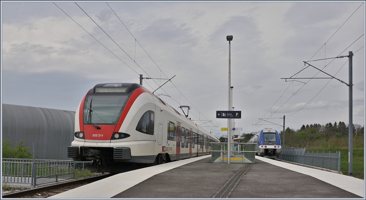  Delle-Belfort  ist und war für mich immer ein Tor nach Frankreich, um so mehr freue ich mich, dass diese Strecke nun wieder in Betrieb ist und sogar weitaus mehr Verkehr bietet, als vor der Schliessung vor 26 Jahren. 
Im Bild der SBB RABe 522 211 der als RE 18179 in Meroux TGV auf die Abfahrt nach Biel/Bienne wartet.


24.April 2019

