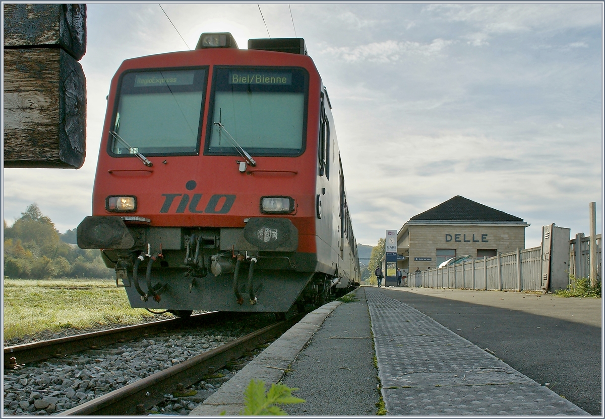 Delle im Herbst 2012: seit einigen Jahren fahren von Boncourt her wieder Reisezüge nach Delle und die Wiederinbetriebnahme der Strecke nach Belfort ist in Planung. 
Im Bild ein RE nach Biel/Bienne mit einem TILO Bt auf dem einzigen Gleis in Delle.

Das Bild wurde, bei starkem Gegenlicht entsprechend der EXIF Daten mit der einer Digital Kamera aufgenommen.

(Bild ausgetaucht/7.8.19)

18. Okt. 2012