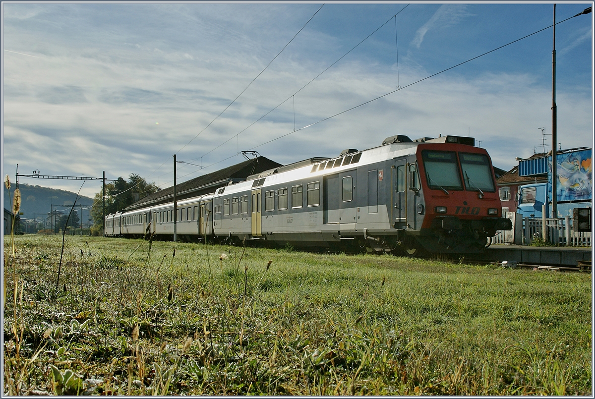 Delle im Herbst 2012: seit einigen Jahren fahren von Boncourt her wieder Reisezüge nach Delle und die Wiederinbetriebnahme der Strecke nach Belfort ist in Planung. Im Bild ein RE nach Biel/Bienne mit einem TILO Bt auf dem einzigen Gleis in Delle.
Das Bild wurde, bei starkem Gegenlicht entsprechend der EXIF Daten mit der einer Digital Kamera aufgenommen.

18. Okt. 2012