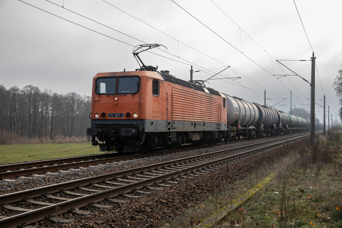 Delta Rail 212 001 (143/243 001) kam am 23.11.2022 mit einem Kesselzug durch Herzsprung, weiter Richtung Stendell gefahren.
