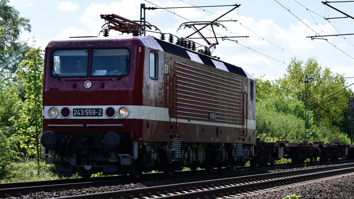 Delta Rail 243 559-2 am 15.05.17 kurz nach dem der Bahnhof Lindhorst durchfahren wurde.