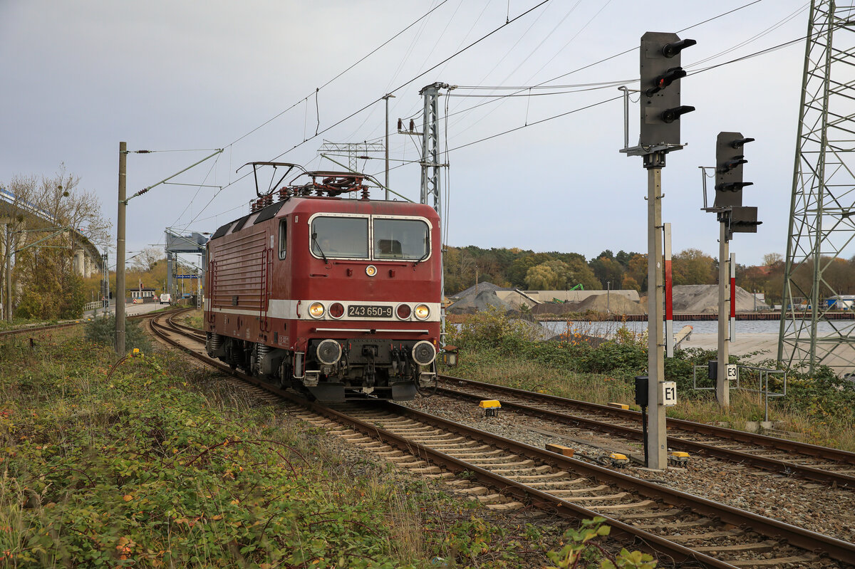Delta Rail 243 650 am 06.11.2022 beim Lokumlauf im Bf Rügendamm.