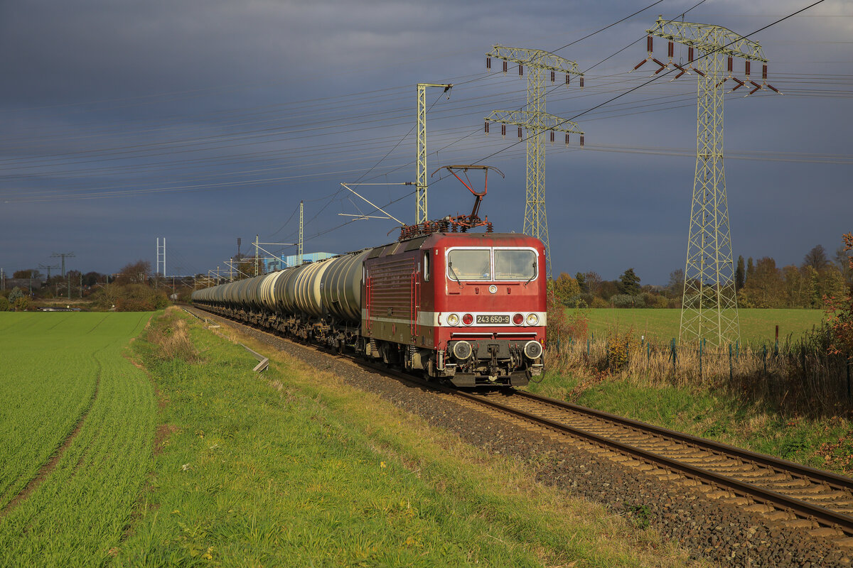 Delta Rail 243 650 am 06.11.2022 mit Kesselzug von Stendell nach Frankfurt Oderbrücke. Aufgenommen in Voigdehagen bei Stralsund.