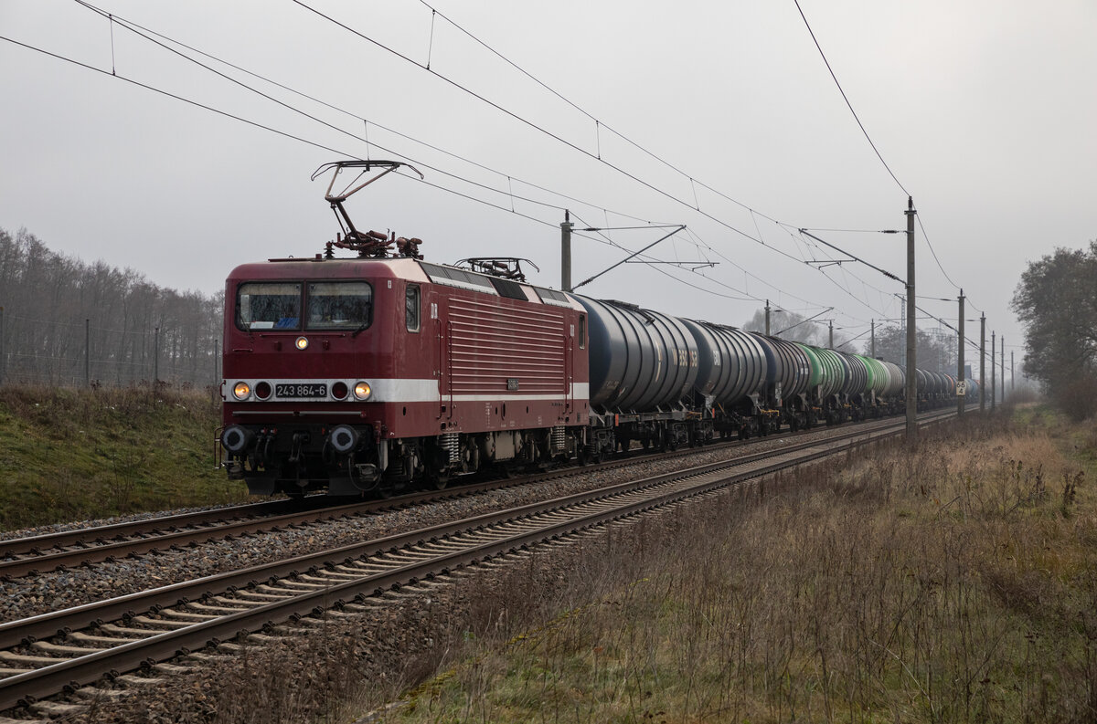 Delta Rail 243 864 (143 864) mit einem Kesselzug von Frankfurt Oderbrücke kommend, weiter nach Stendell. Aufgenommen am 23.11.2022 in Herzsprung.