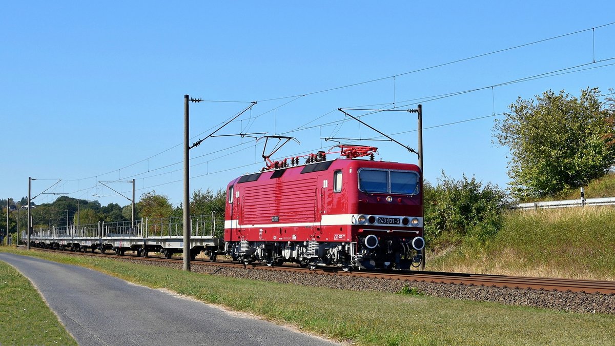 Delta Rail 243 931 (143 931, ex DB) mit leerem Autotransportzug in Richtung Osnabrück (Laggenbeck, 18.09.18).