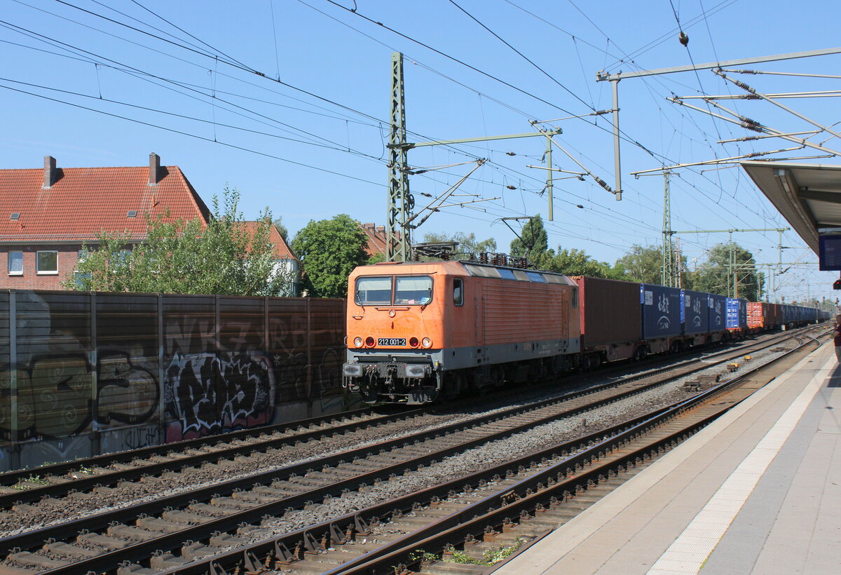 DeltaRail 212 001-2 (91 80 6143 001-6 D-DELTA) mit einem Containerwagenzug Richtung Osten, am 11.07.2023 in Hannover-Linden/Fischerhof.