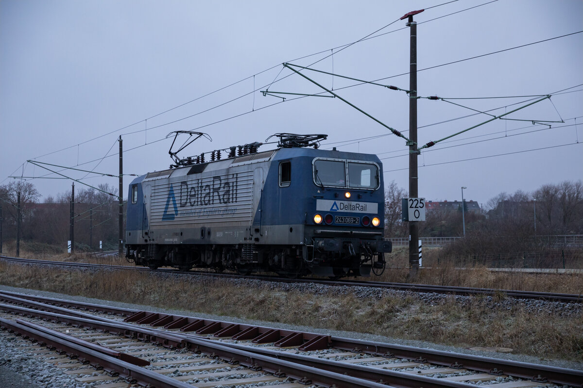 DeltaRail 243 069 am Morgen des 20.01.2023 im Bahnhof Stralsund Rügendamm. Ich stand auf dem Bordstein neben der Straße an der Werft.