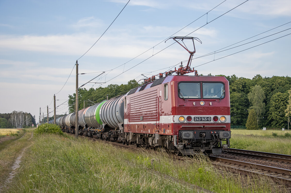 DeltaRail 243 145 (143 145) war am 05.06.2022 mit einem Kesselzug auf dem Weg von Stendell nach  Frankfurt Oderbrücke. Aufgenommen bei Biesenthal.