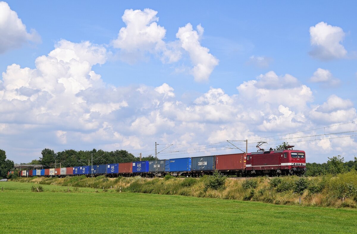 DeltaRail 243 559 (143 559, ex DB) mit China-Containerzug nach Duisburg-Rheinhausen (Hüde, 05.08.2021).