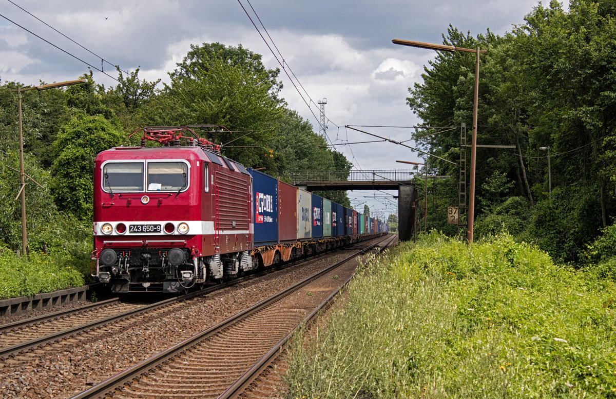 DeltaRail 243 650 mit einem Containerzug am 13. Juli 2017 in Ahlten (Han).