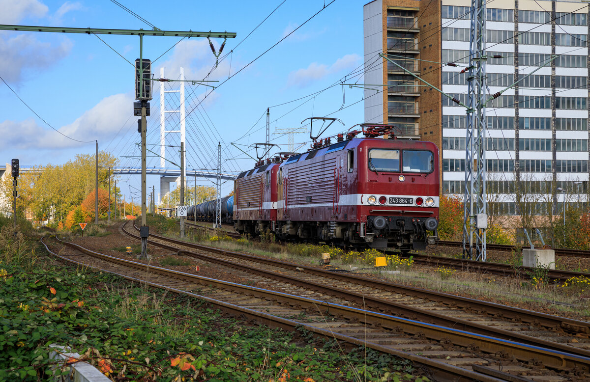 DeltaRail 243 864 & 243 931 beim Umlaufen im Bf Rügendamm am 18.10.2022. Standort: Parkplatz vom Stw. Rügendamm.
