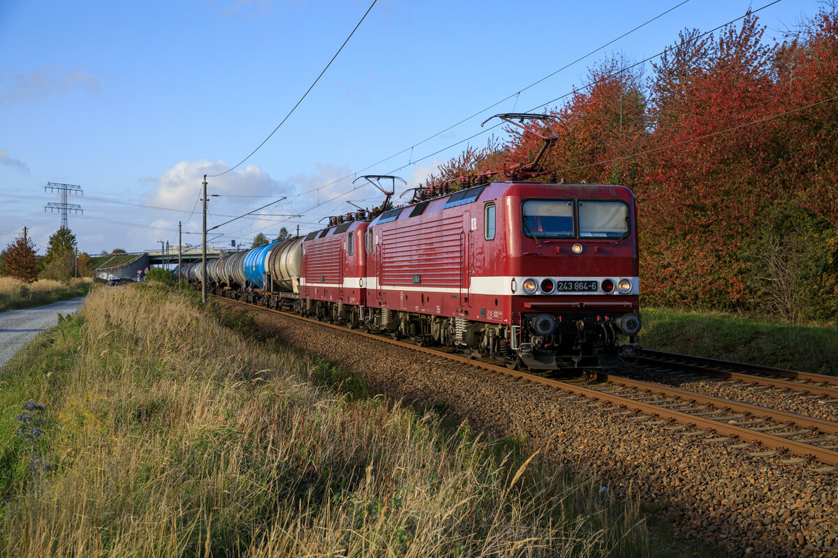 DeltaRail 243 864 & 243 931 mit Kesselzug von Frankfurt Oderbrücke nach Stendell. Aufgenommen am 18.10.2022 in Teschenhagen.