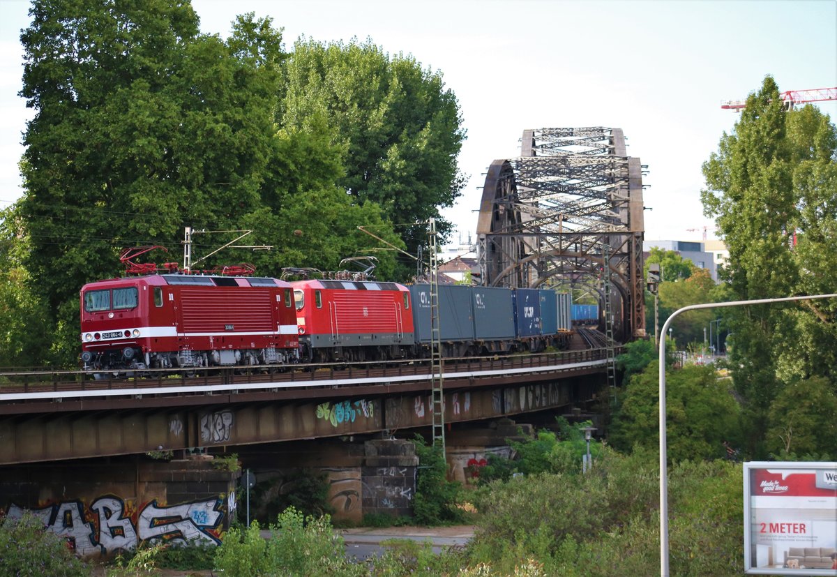DeltaRail 243 864-6 und 143 963-7 mit Containerzug in Frankfurt Oberrad am 02.08.20 von einer Fußgängerbrücke aus fotografiert