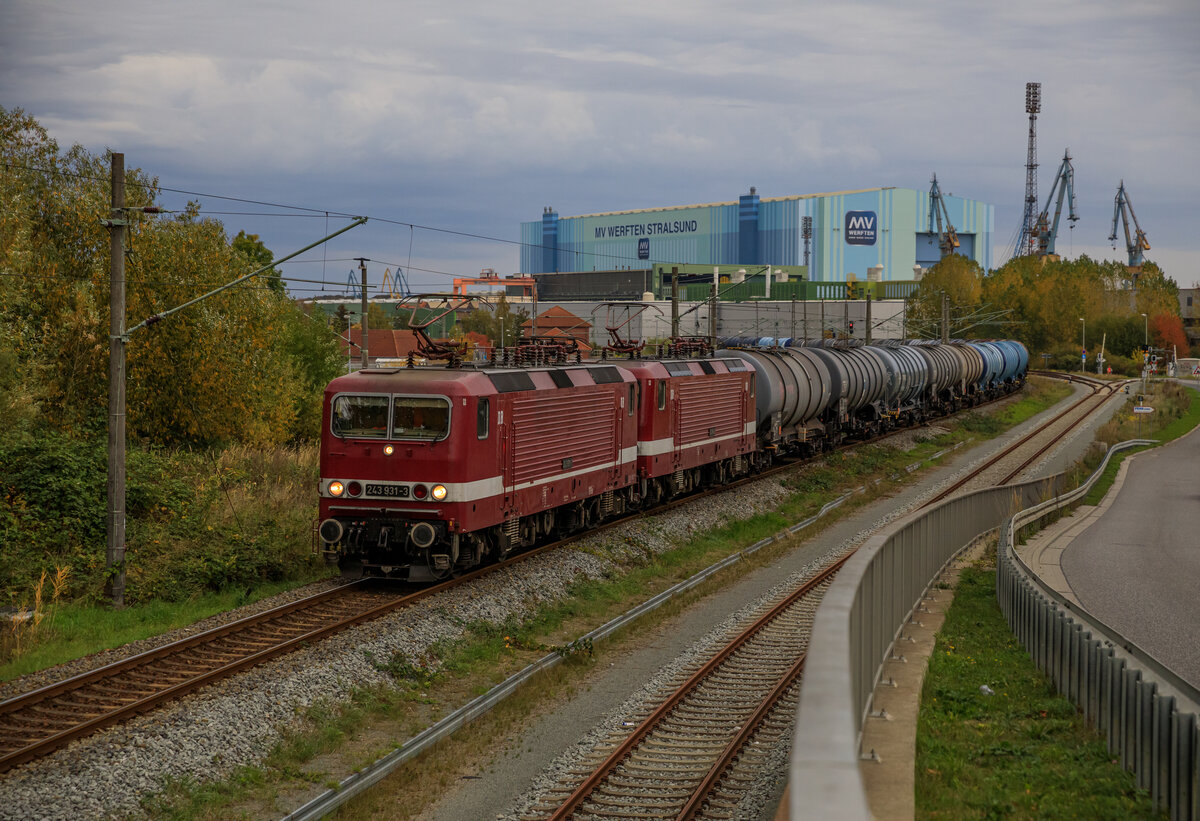 DeltaRail 243 931 & 243 864 mit einem Kesselzug am 17.10.2022 aus dem Bahnhof Stralsund Rügendamm ausfahrend aufgenommen.
