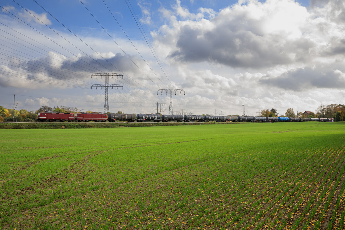 DeltaRail 243 931 & 243 864 mit Kesselzug von Frankfurt Oderbrücke nach Stendell. Aufgenommen am 18.10.2022 in Voigdehagen.