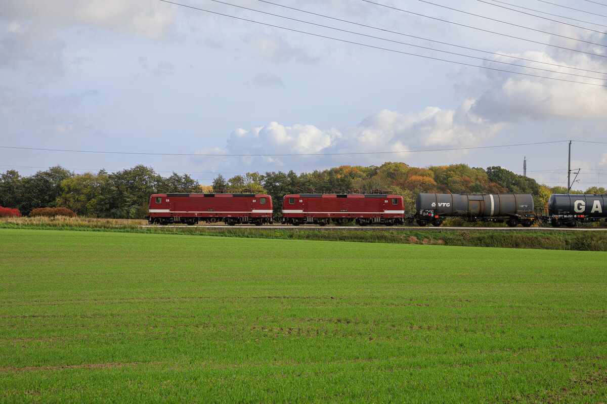 DeltaRail 243 931 & 243 864 mit Kesselzug von Frankfurt Oderbrücke nach Stendell. Aufgenommen am 18.10.2022 in Voigdehagen.
