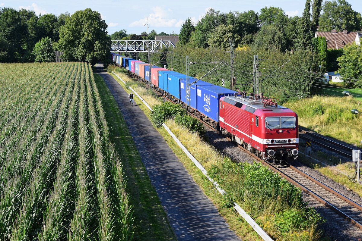 DeltaRail 243 931 (143 931, ex DB)  mit China-Containerzug nach Duisburg-Rheinhausen (Bohmte, 02.08.2021).