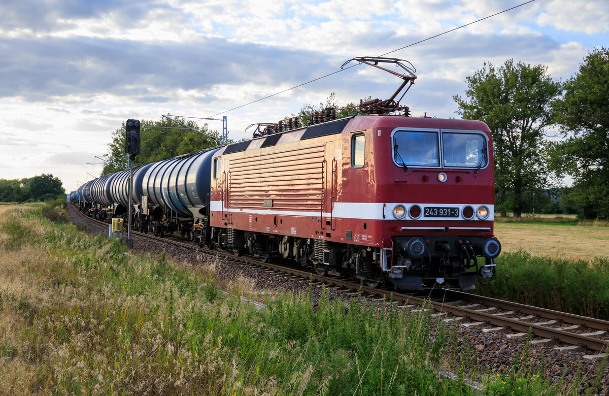 DeltaRail 243 931 (143 931) mit einem leeren Kesselzug von Frankfurt Oderbrücke kommend, einfahrend in den Bahnhof von Stendell am 07.08.2022 aufgenommen.