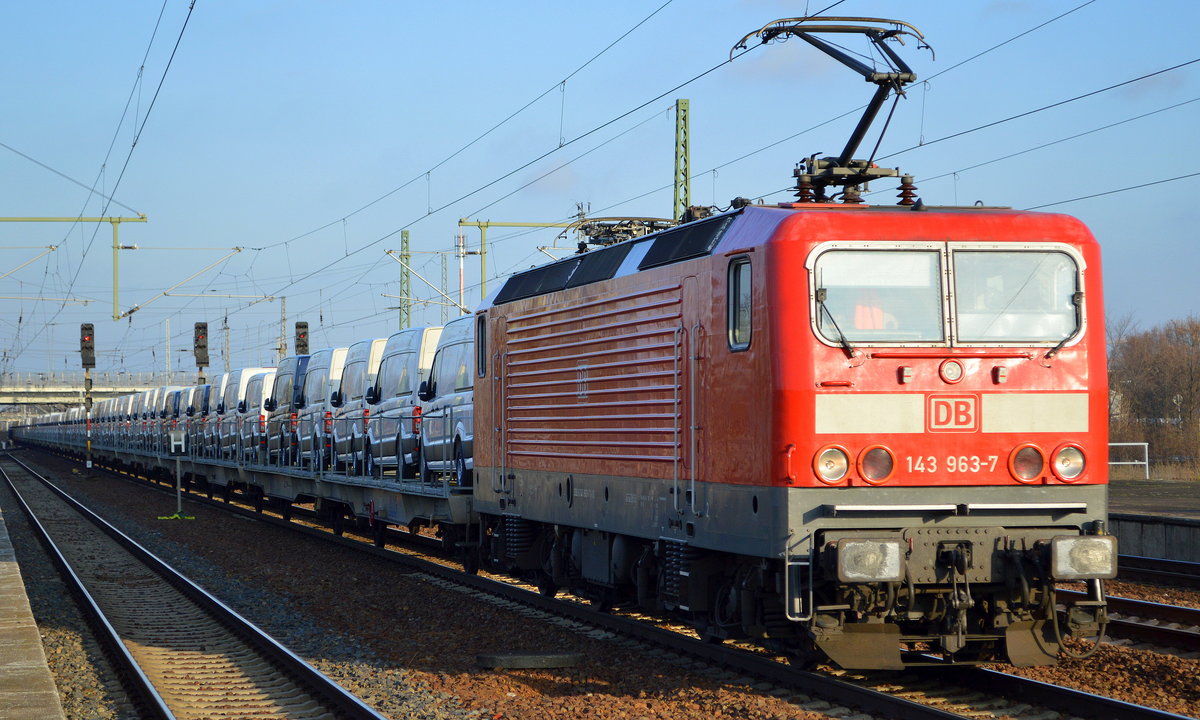 DeltaRail GmbH, Frankfurt (Oder) mit der angemieteten  143 963-7  (NVR-Nummer:  91 80 6143 963-7 D-DB ) mit Nutzfahrzeug-Transportzug (VW Fahrzeuge aus polnischer Produktion) am 04.12.19 Bf. Flughafen Berlin Schönefeld. 