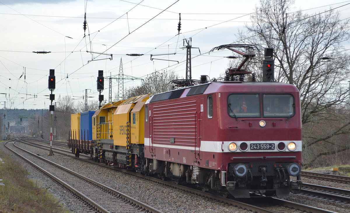 DeltaRail GmbH, Frankfurt (Oder) mit  243 559-2  [NVR-Nummer: 91 80 6143 559-3 D-DELTA] mit dem Schienenschleifzug von SPENO INTERNATIONAL Typ RR 16 MS-13 + Begleitwagen Durchfahrt am 17.12.19 Bf. Saarmund. 