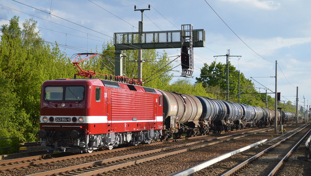 DeltaRail GmbH, Frankfurt (Oder) mit  243 864-6  [NVR-Nummer: 91 80 6143 864-7 D-DELTA] und einem Kesselwagenzug (leer) Richtung Stendel am 13.05.20 Berlin Blankenburg.