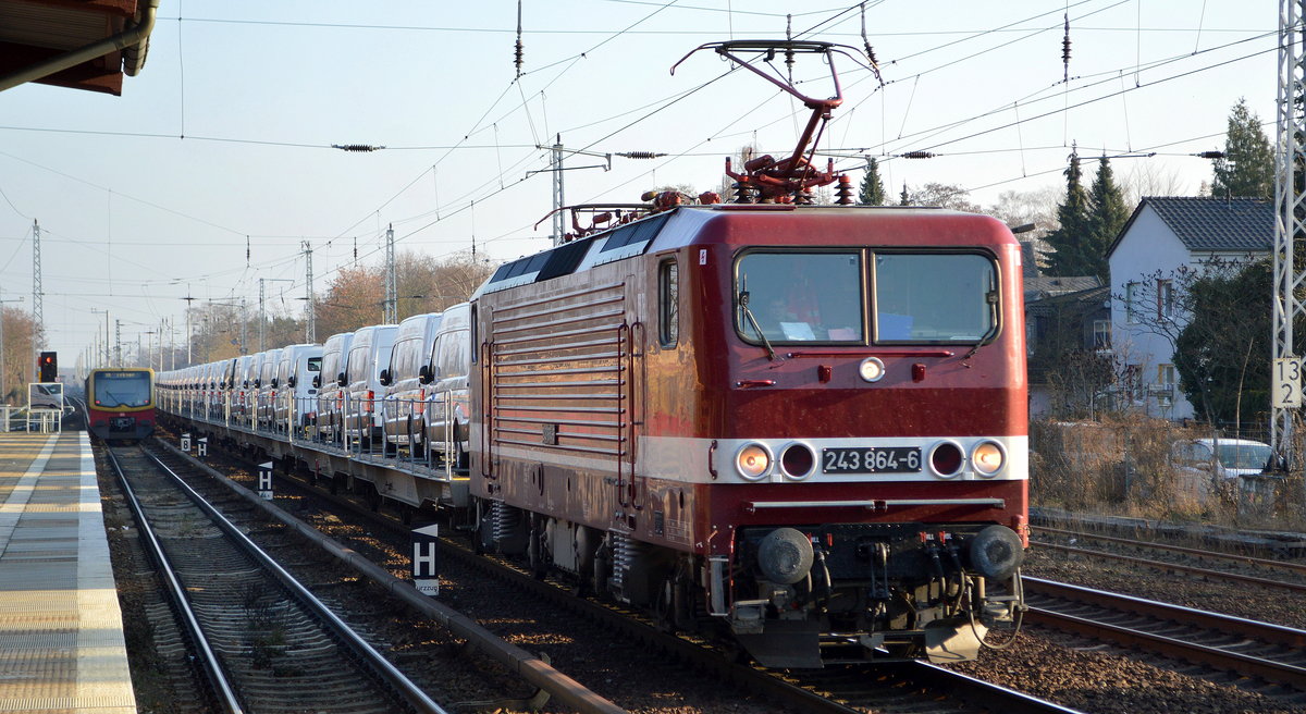 DeltaRail GmbH, Frankfurt (Oder) mit  243 864-6  [NVR-Nummer: 91 80 6143 864-7 D-DELTA] mit Fahrzeug-Transportzug am 08.12.20 Bf. Berlin Hirschgarten. 