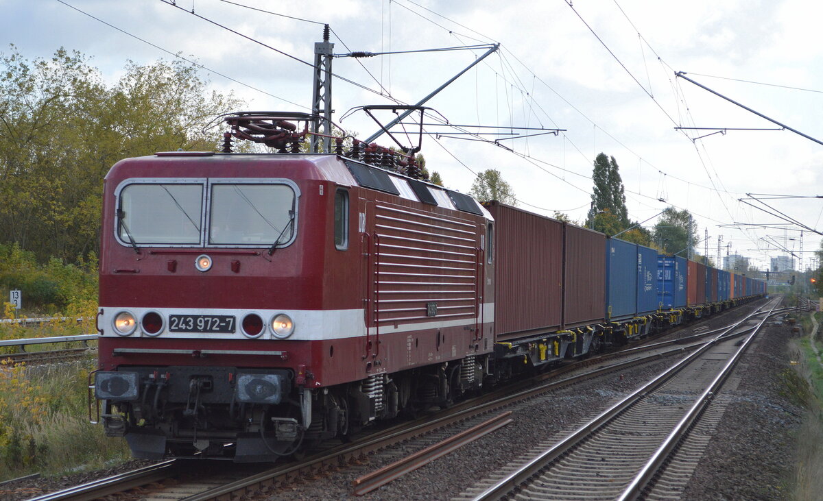 DeltaRail GmbH, Frankfurt (Oder) mit  243 972-7 [NVR-Nummer: 91 80 6143 972-8 D-DELTA] und Containerzug am 11.10.21 Durchfahrt Bf. Berlin Hohenschönhausen.