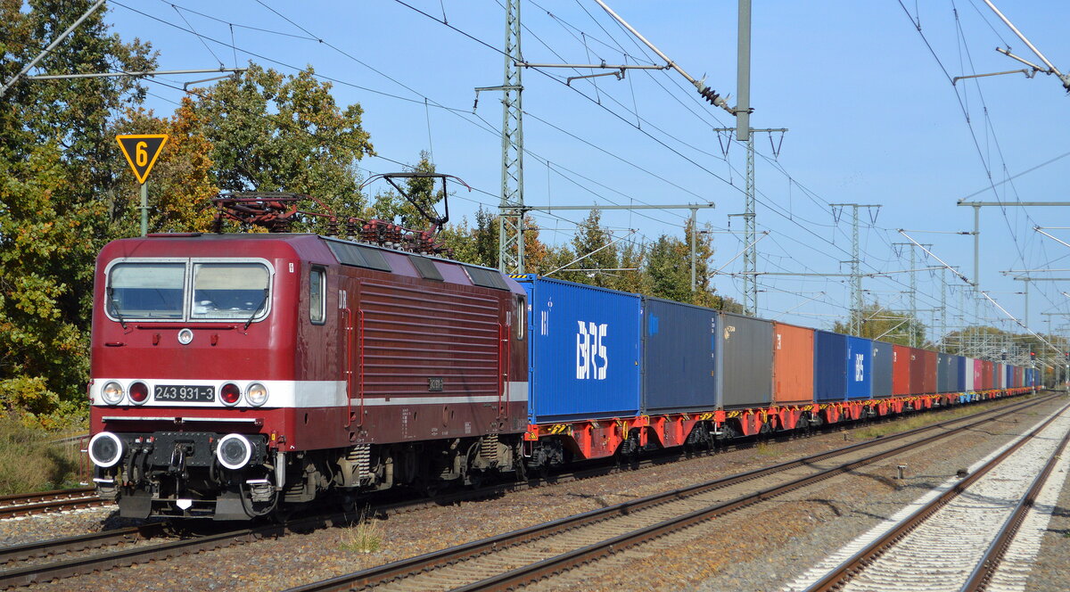 DeltaRail GmbH, Frankfurt (Oder) mit  243 931-3  [NVR-Nummer: 91 80 6143 931-4 D-DELTA] und Containerzug am 25.10.21 Durchfahrt Bf. Golm (Potsdam).