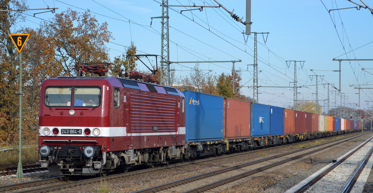 DeltaRail GmbH, Frankfurt (Oder) mit  243 864-6  [NVR-Nummer: 91 80 6143 864-7 D-DELTA] und Containerzug am 10.11.21 Durchfahrt Bf. Golm.