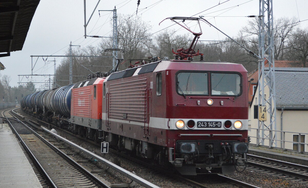 DeltaRail GmbH, Frankfurt (Oder) mit der Doppeltraktion  243 145-0  [NVR-Nummer: 91 80 6143 145-1 D-DELTA] + Mietlok   243 837-2  (NVR-Nummer   91 80 6143 837-3 D-DB ) mit Kesselwagenzug (für Dieselkraftstoff) am 13.01.22 Berlin Buch.