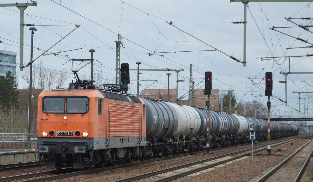 DeltaRail GmbH, Frankfurt (Oder) mit  212 001-2  [NVR-Nummer: 91 80 6143 001-6 D-DELTA] und Kesselwagenzug am 09.02.22 Durchfahrt Bf. Flughafen BER - Terminal 5.