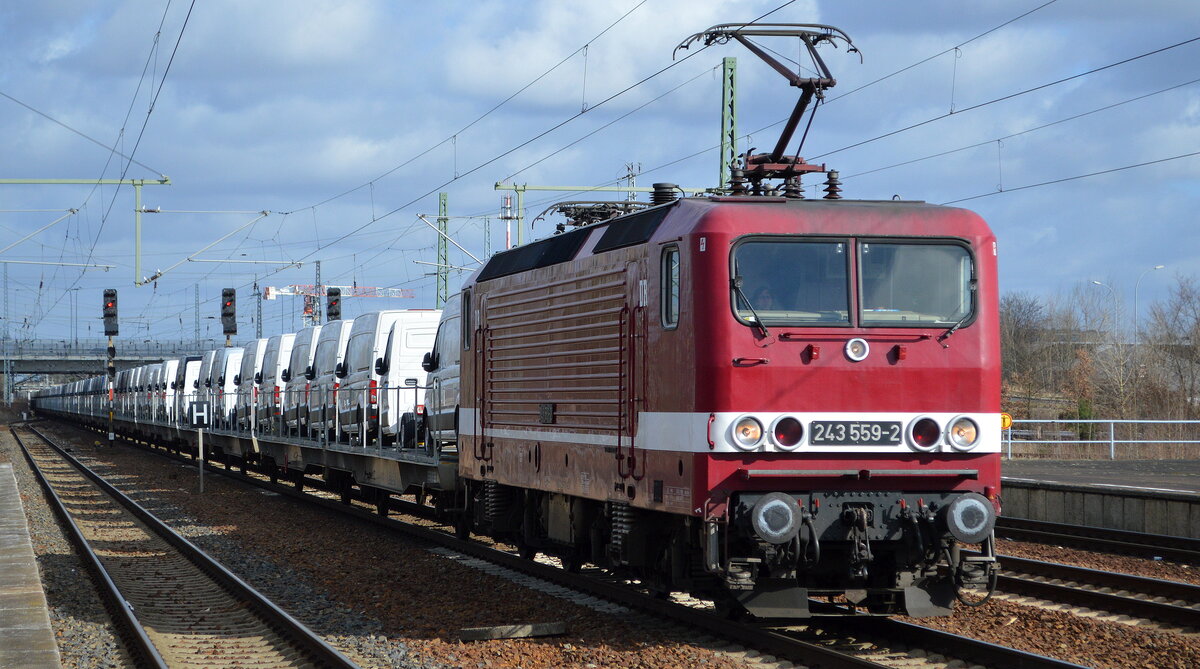 DeltaRail GmbH, Frankfurt (Oder) mit  243 559-2  [NVR-Nummer: 91 80 6143 559-3 D-DELTA] und Nutzfahrzeug-Transportzug mit VW-Fahrzeugen aus polnischer Produktion am 23.02.22 Durchfahrt Bf. Flughafen BER - Terminal 5.