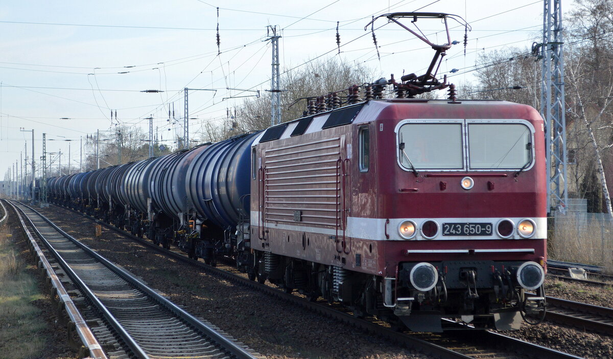 DeltaRail GmbH, Frankfurt (Oder) mit  243 650-9  [NVR-Nummer: 91 80 6143 650-0 D-DELTA] und Kesselwagenzug am 02.03.22 Berlin-Hirschgarten.