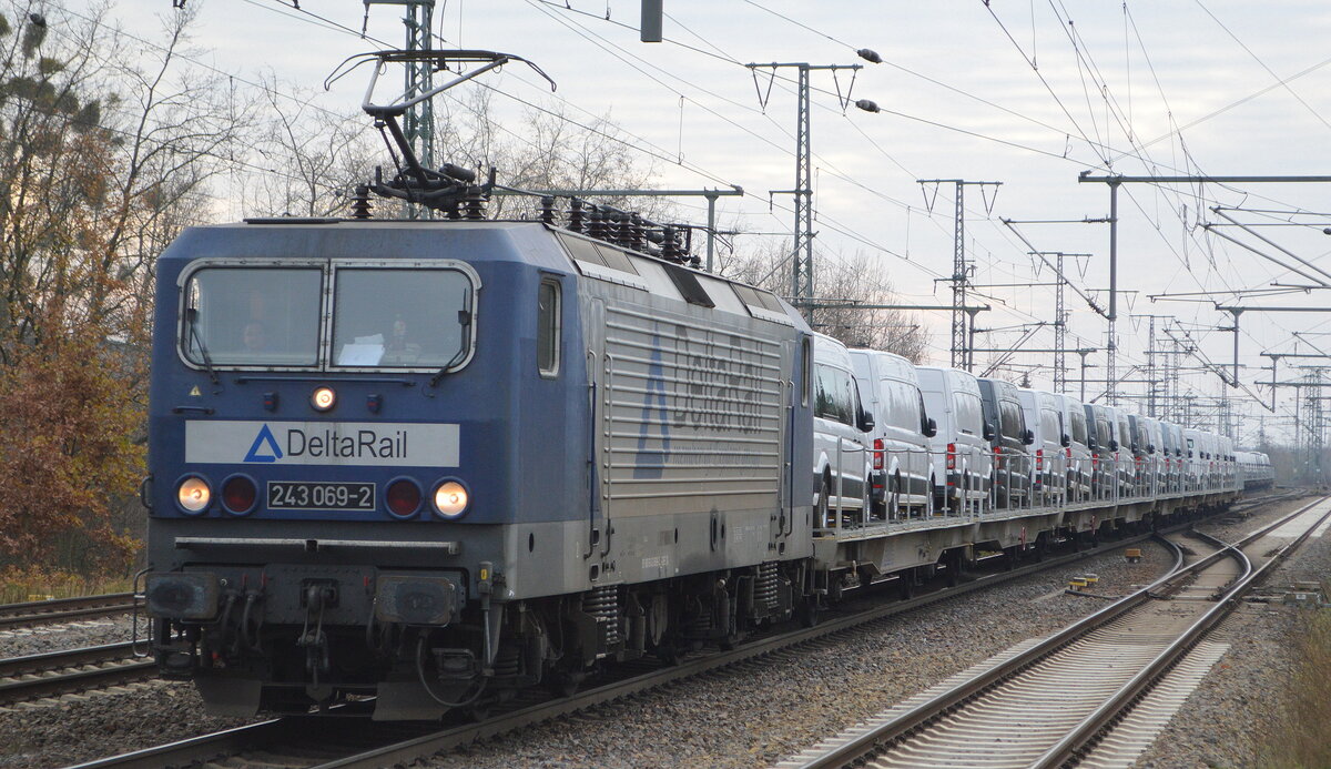 DeltaRail GmbH, Frankfurt (Oder) mit ihrer  243 069-2  (NVR:  91 80 6143 069-3 D-DELTA ) und einem Nutzfahrzeug-Transportzug mit VW Transportern aus polnischer Produktion am 30.11.22 Durchfahrt Bahnhof Golm.
