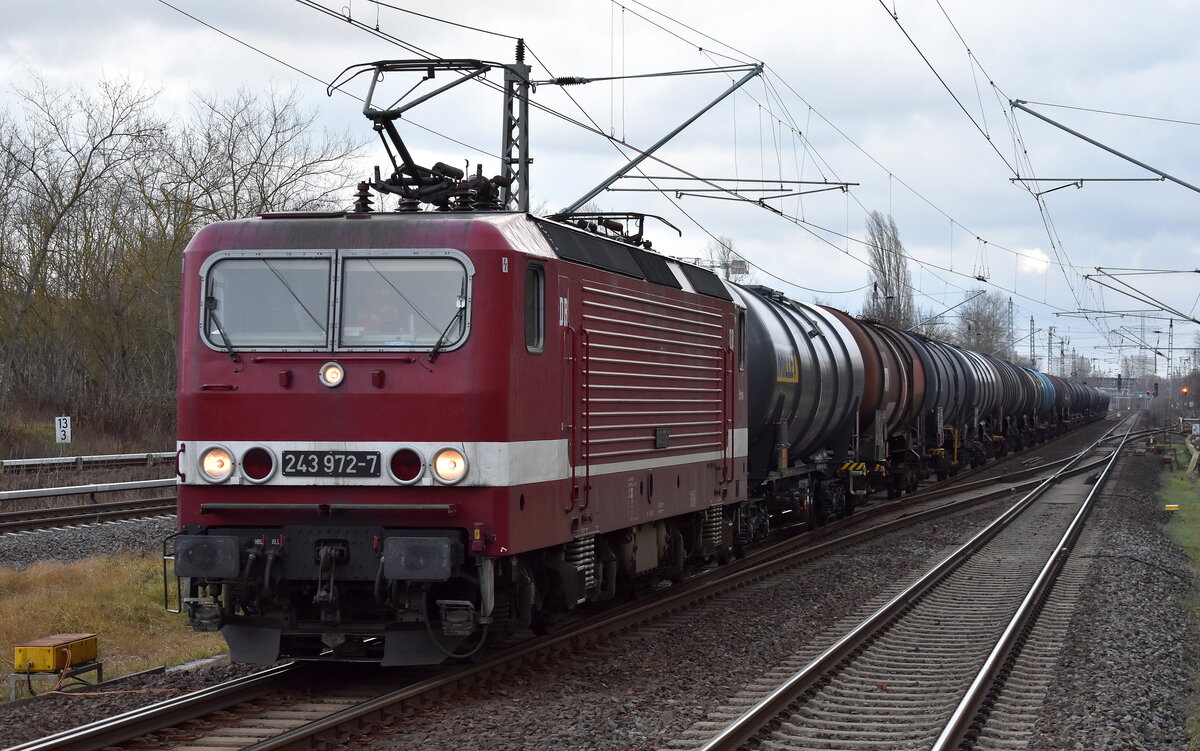 DeltaRail GmbH, Frankfurt (Oder) mit ihrer  243 972-7  )NVR:  91 80 6143 972-8 D-DELTA ) und einem Kesselwagenzug (leer) Richtung Stendell am 27.12.22 Durchfahrt Bahnhof Berlin Hohenschönhausen.