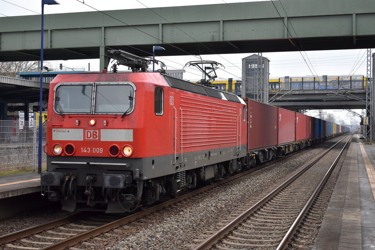 DeltaRail GmbH, Frankfurt (Oder) mit der gemieteten  143 009  Name:  Isabel  (NVR:  91 80 6143 009-9 D-DB ) und einem Containerzug am 10.02.23 Durchfahrt Bahnhof Berlin-Hohenschönhausen.
