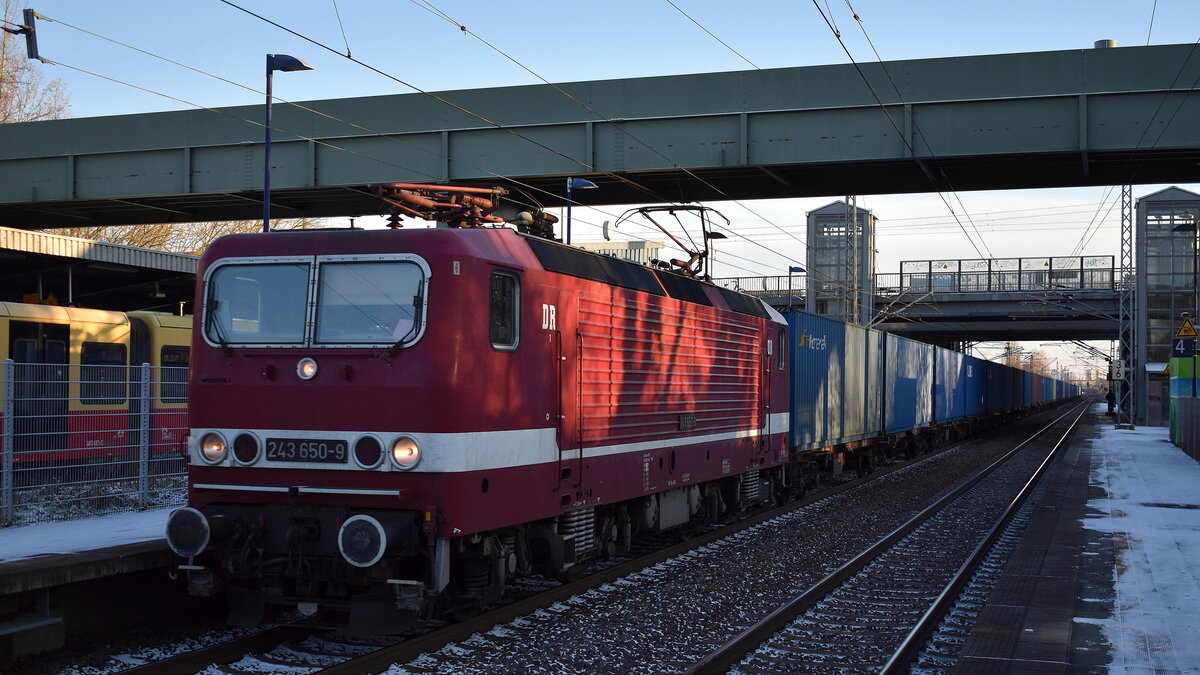DeltaRail GmbH, Frankfurt (Oder) mit ihrer  243 650-9  (NVR:  91 80 6143 650-0 D-DELTA ) und Containerzug am 28.11.23 Durchfahrt Bahnhof Berlin-Hohenschönhausen.