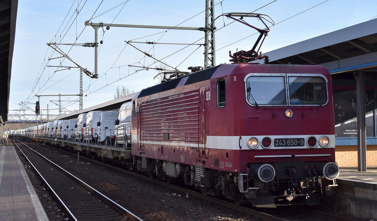 DeltaRail GmbH, Frankfurt (Oder) mit ihrer  243 650-9  (NVR:  91 80 6143 650-0 D-DELTA ) und einem Nutzfahrzeug-Transportzug am 29.01.23 Durchfahrt Bahnhof Brandenburg Hbf.