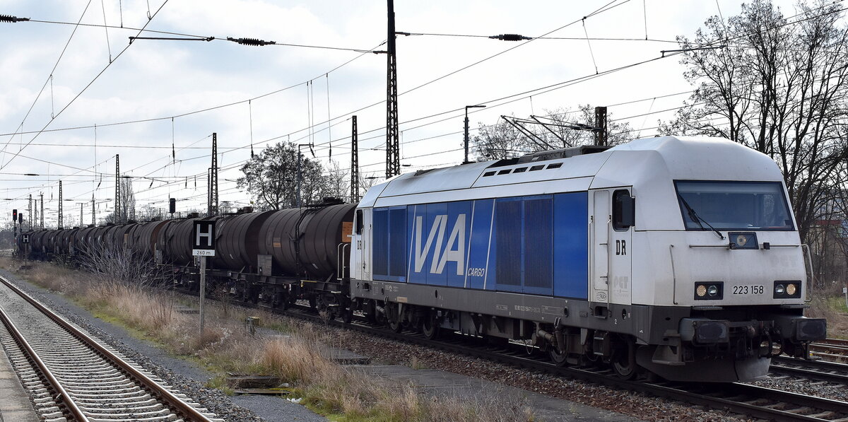 DeltaRail GmbH, Frankfurt (Oder) mit ihrer  223 158  (NVR:  92 80 1223 158-7 D-DELTA ) fährt mit einigen polnischen Kesselwagen am Bahnhof Frankfurt/Oder vorbei, 05.03.24 