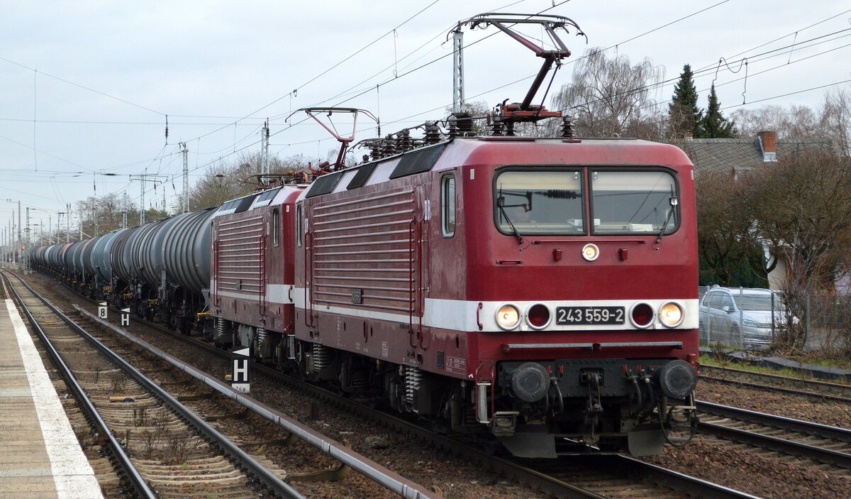 DeltaRail GmbH, Frankfurt (Oder)t der Doppeltraktion  243 559-2  [NVR-Nummer: 91 80 6143 559-3 D-DELTA] +   243 864-6  [NVR-Nummer: 91 80 6143 864-7 D-DELTA]und Kesselwagenzug (für Dieselkraftstoff) am 03.01.22 Berlin Hirschgarten. 
