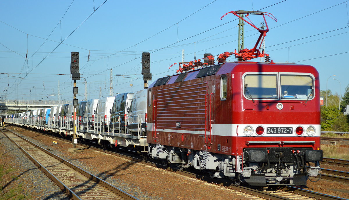 DeltaRail GmbH mit  243 972-7  [NVR-Nummer: 91 80 6143 972-8 D-DELTA] mit Nutzfahrzeug-Transportzug mit fabrikneuen VW-Nutzfahrzeugen am 27.09.18 Bf. Flughafen Berlin-Schönefeld.