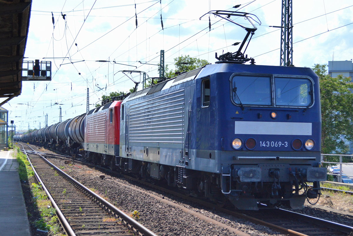 DeltaRail GmbH mit der Doppeltraktion mit ex RBH  143 069-2  [NVR-Nummer: 91 80 6143 069-3 D-DELTA] +  243 145-0  [NVR-Nummer: 91 80 6143 145-1 D-DELTA] mit Kesselwagenzug am 03.06.19 Magdeburg Neustadt.