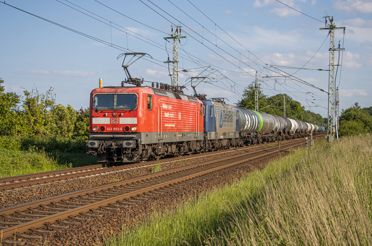 DeltaRail mit der DB Mietpool 143 893 und der eigenen ex RBH 143 069, umgeleitet mit einem beladenen Kesselzug auf dem Weg von Stendell nach Frankfurt Oderbrücke. Aufgenommen am Abzweig Srg (10.06.2022). L.G. zurück an das Lokpersonal.