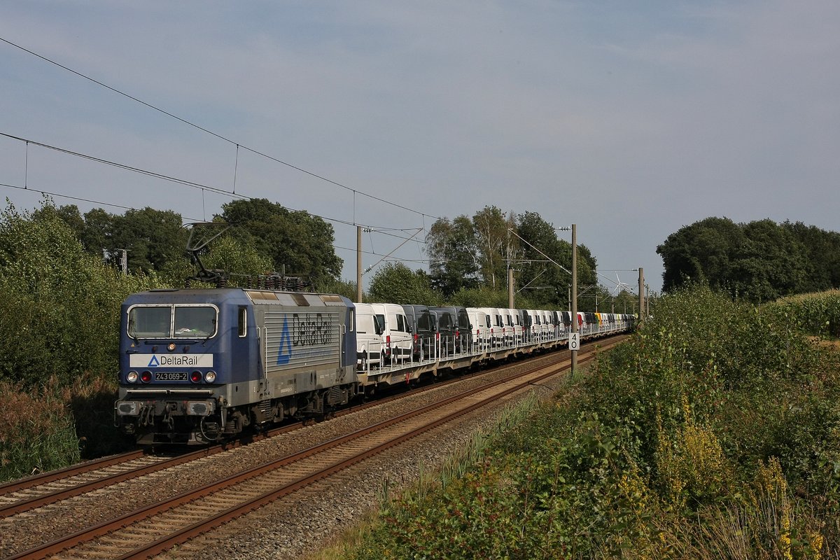 Deltarail's 243 069 im ex-RBH Lack hatte am 13.September 2020 die Aufgabe, den sonntäglichen VW-Crafterzug aus Polen nach Amersfoort zwischen Frankfurt (Oder) und Bad Bentheim zu schleppen. Ich konnte den Zug zwischen Salzbergen und Schüttorf ablichten.