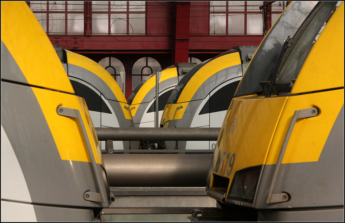 Dem Bahnstreik sei Dank -

So standen etliche Triebwagen vom Typ AM 08 im Bahnhof Antwerpen Centraal.

24.06.2016 (M)


