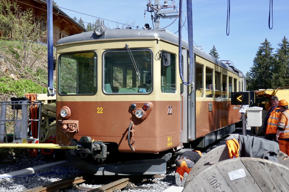 Dem Be 4/4 22 wurden die Seile zum heben angemacht am 14.5.24 auf der Winteregg.