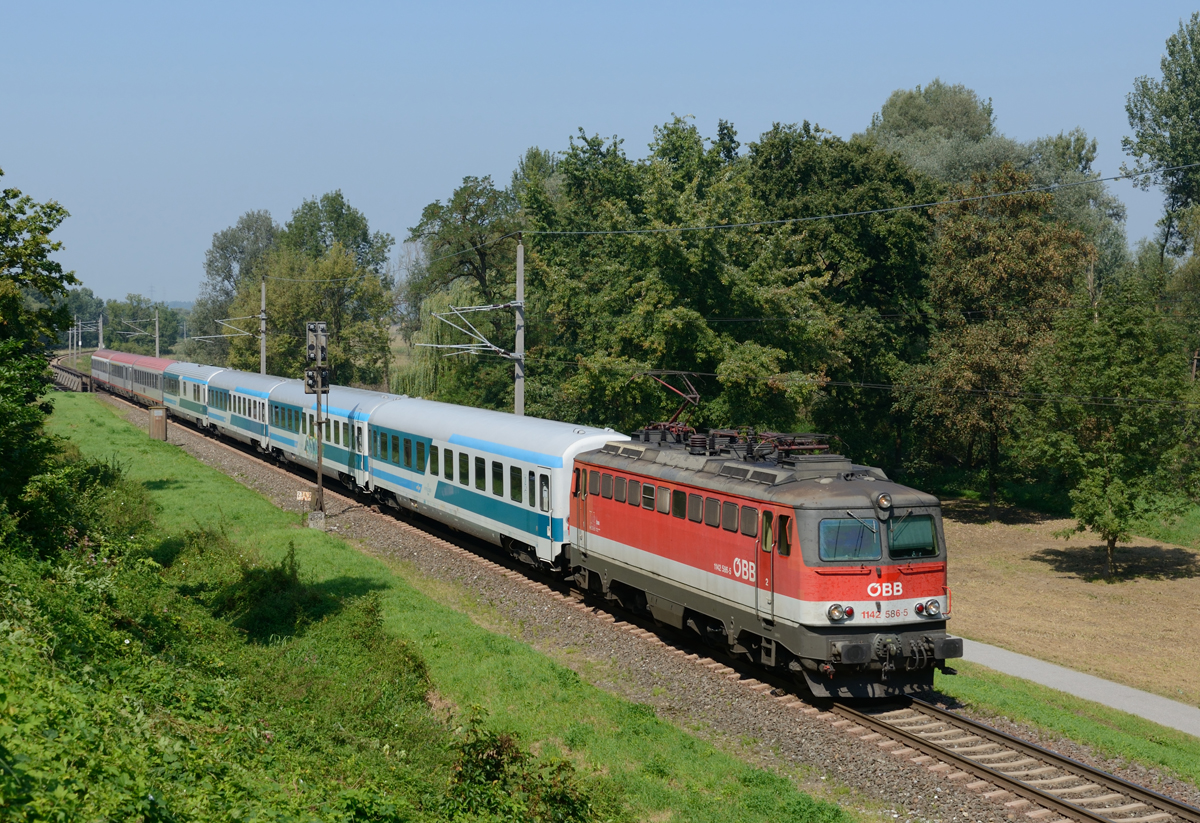 Dem EC 151  Emona  war am Sonntag den 28. August 2016 die 1142 586 bis Spielfeld-Straß vorgespannt, fotografiert in Wildon. 