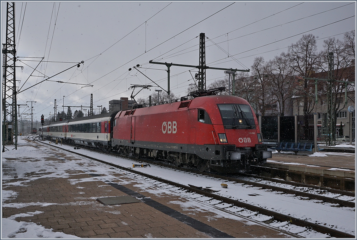 Dem Fahrplanwechsel vorgegriffen: Die ÖBB 1116 087 erreicht schon einen Tag vor dem Fahrplanwechel mit dem auf sechs Wagen aufgestockten IC 183 Singen. 
Künftig sollen die internationalen IC der Gäubahn mit ÖBB 1116 bespannt werden, die DB 101 übernehmen als Gegenleistung die ÖBB Night-Jet Züge von Basel nach Hamburg.
9. Dez. 2017